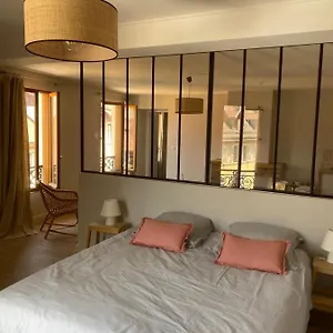 Apartment Centre 100m Du